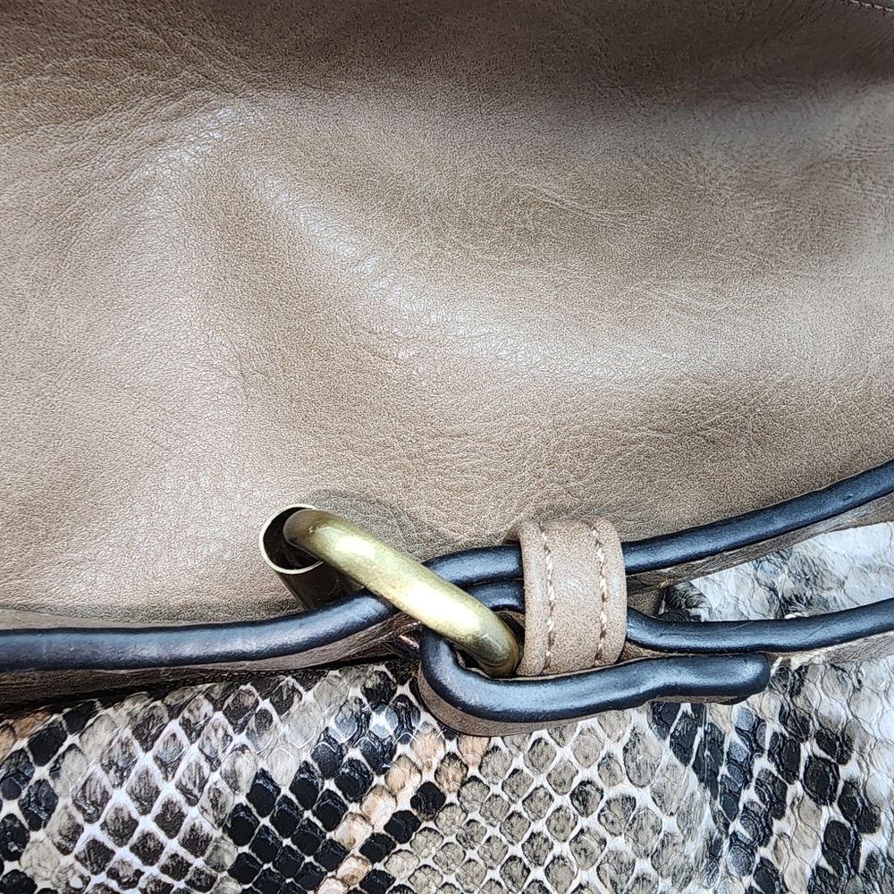Jen&Co vegan tan snake print convertible backpack with regular and guitar Strap - Picture 10 of 15